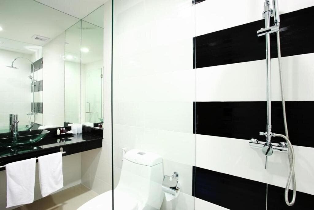 Фото One World One Home Naiharn Hotel 3*