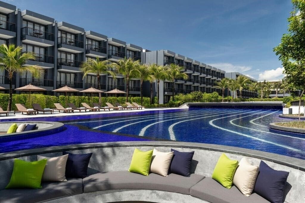 Готель Courtyard by Marriott Phuket Chalong Bay Resort 4*