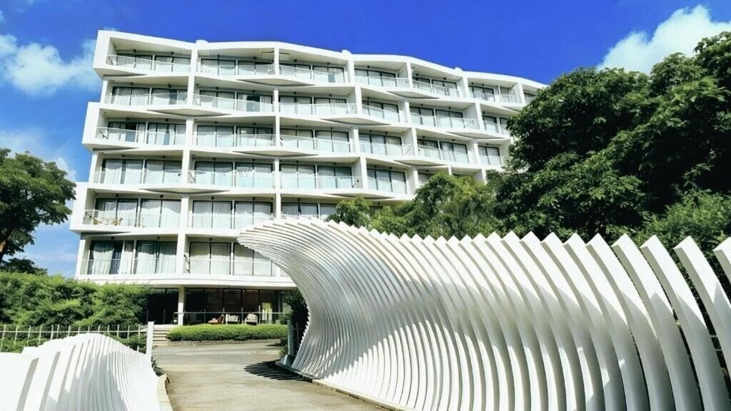 Готель Laya Suites & Residences 4*