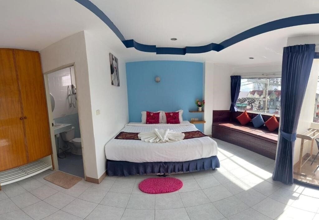 Отель Heaven House Restro & Bar 3*