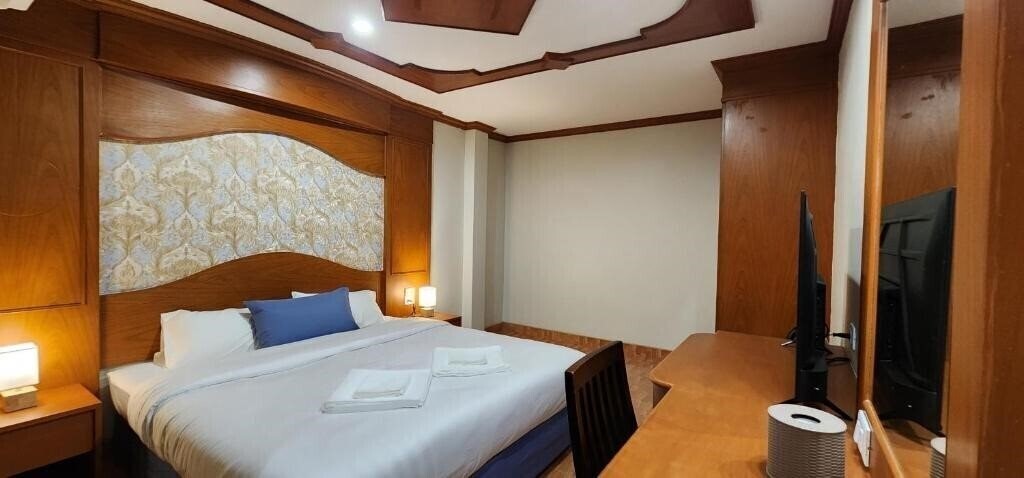 Фотографія Arya Suites Patong Beach 3*