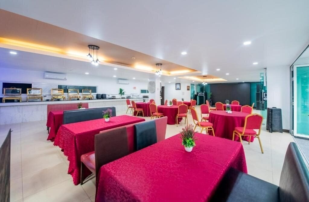 Фото The Kris Resort Hotel Patong 4*