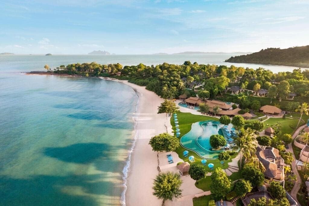 Готель The Naka Island 5*