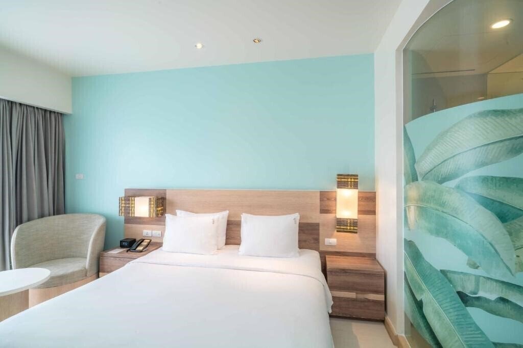 Изображение Holiday Inn Express Phuket Patong Beach Central 3*
