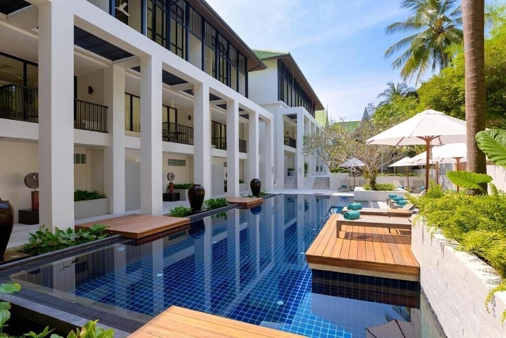 Готель Outrigger Beach Phuket 4*