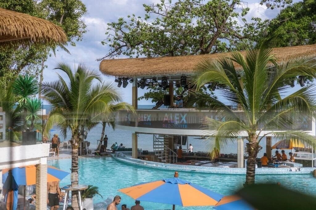 Готель Ark Bar Beach Resort 3*