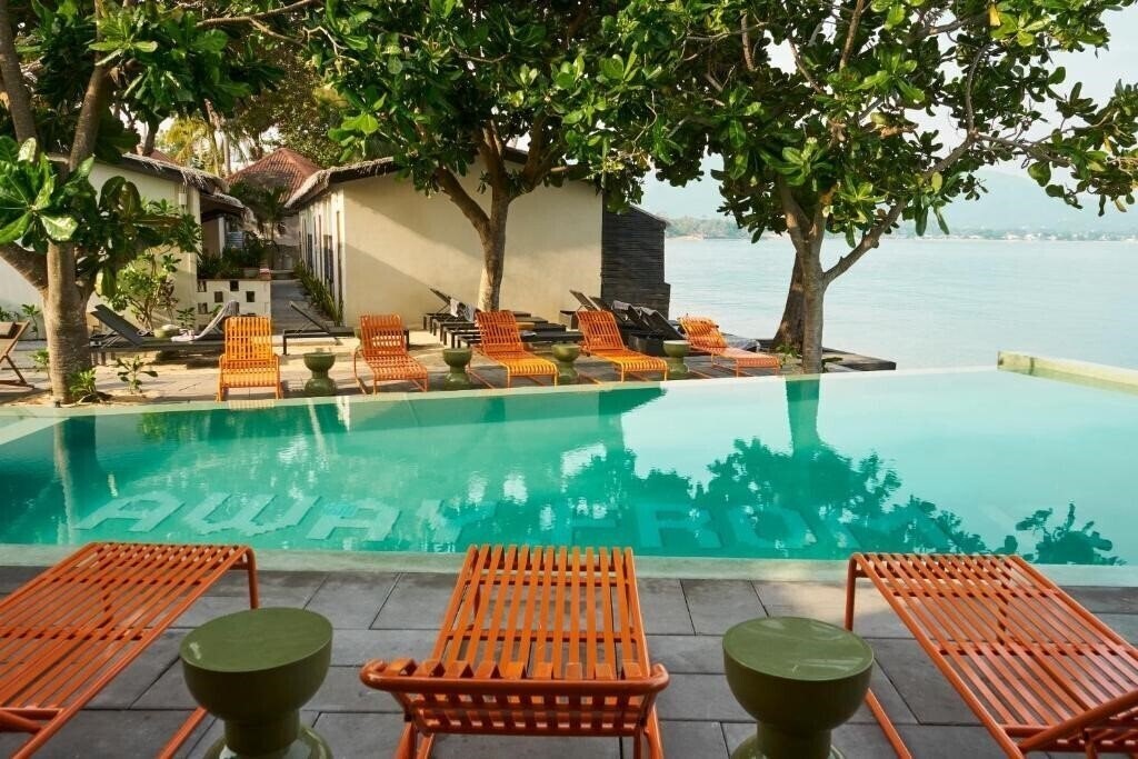 Отель Escape Beach Resort 3*