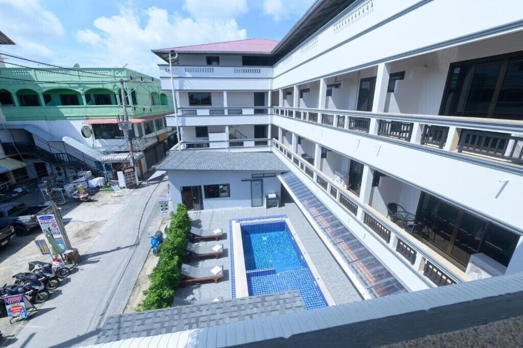 Готель Coconut Grove 2*