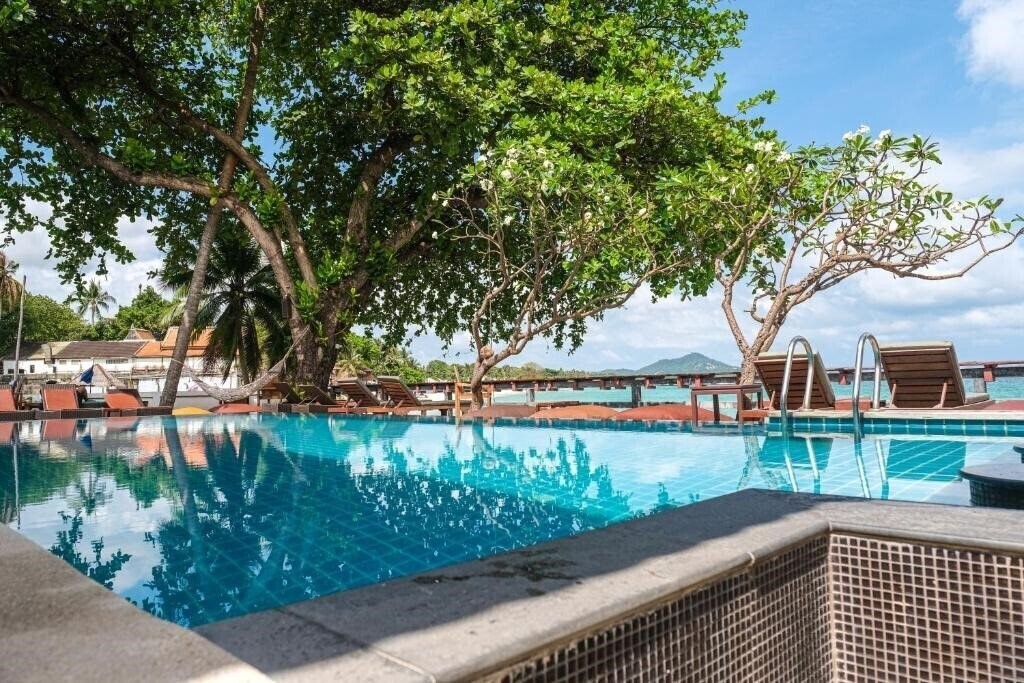 Отель Bhundhari Chaweng Beach Resort 3*