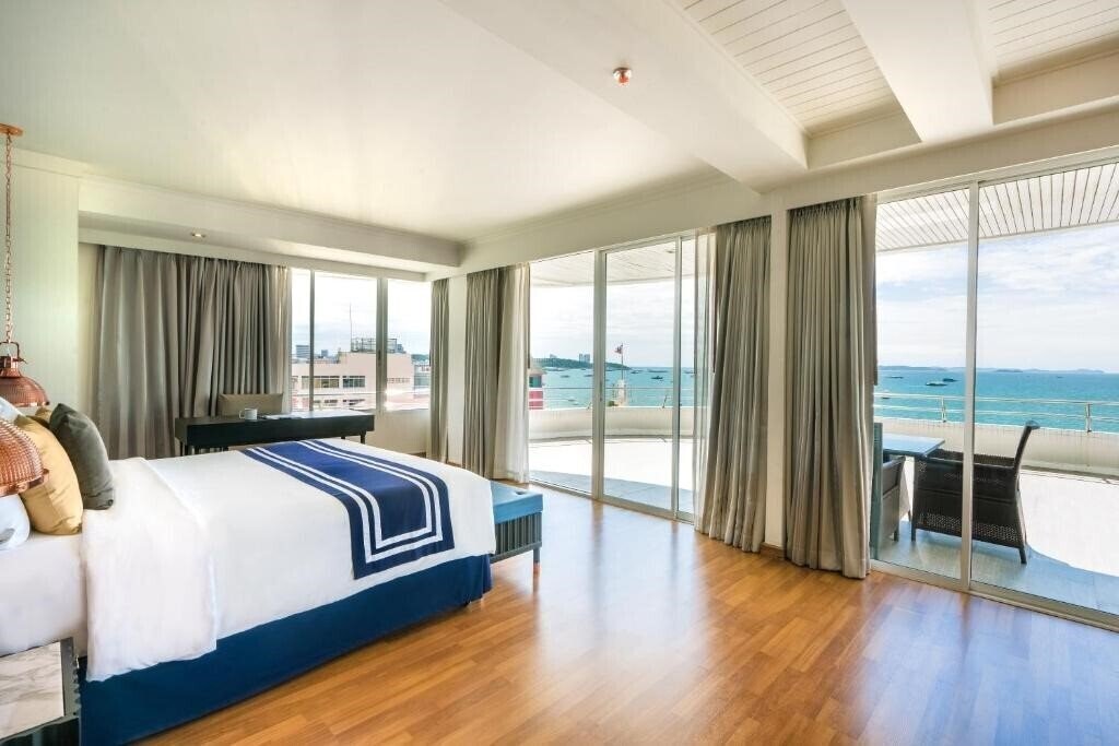 Фото A-One The Royal Cruise Hotel Pattaya 4*