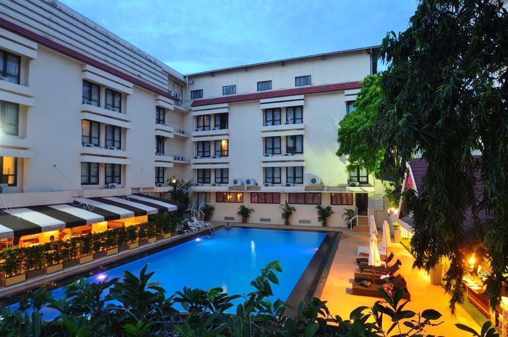 Готель Beverly Plaza 3*