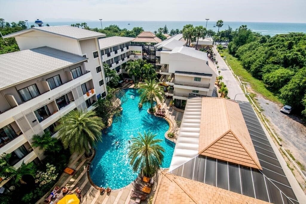 Отель Sea Breeze Jomtien Resort 3*