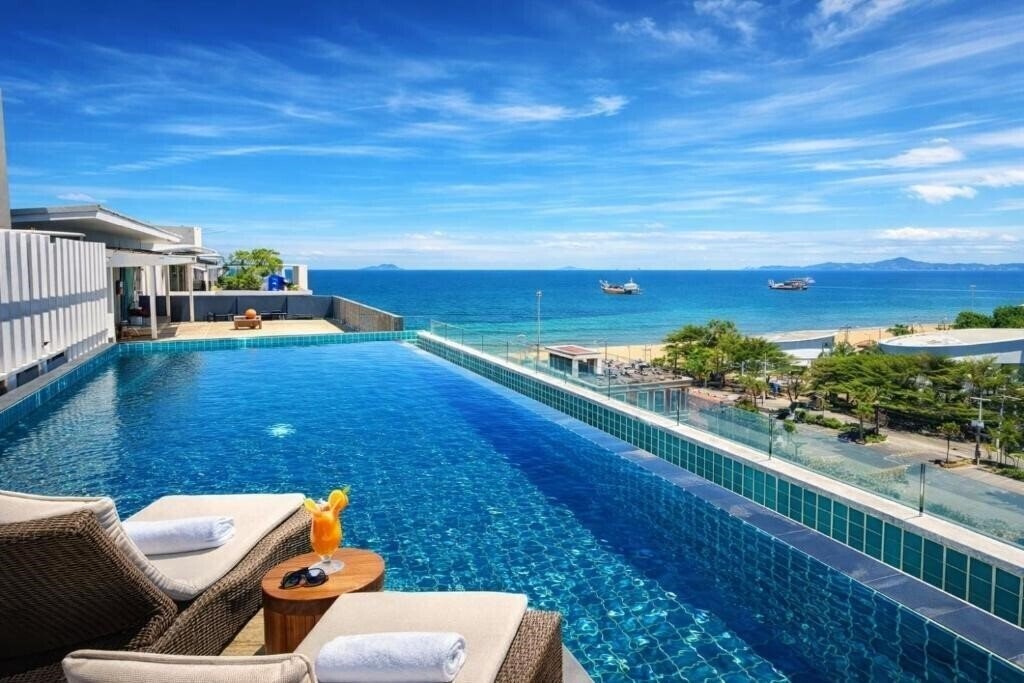 Отель Sunday Beachfront View Jomtien Pattaya 3*