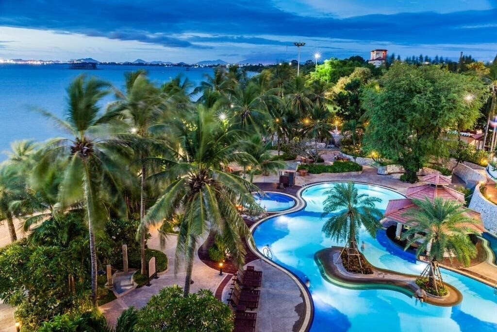 Отель Cholchan Pattaya Beach 4*