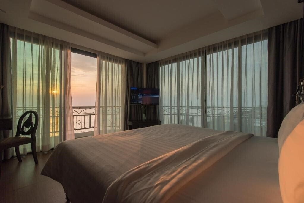 Отель Bay Beach Resort Jomtien 5*