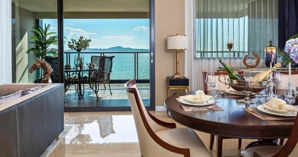 Отель The Elysium Pratumnak Pattaya 5*
