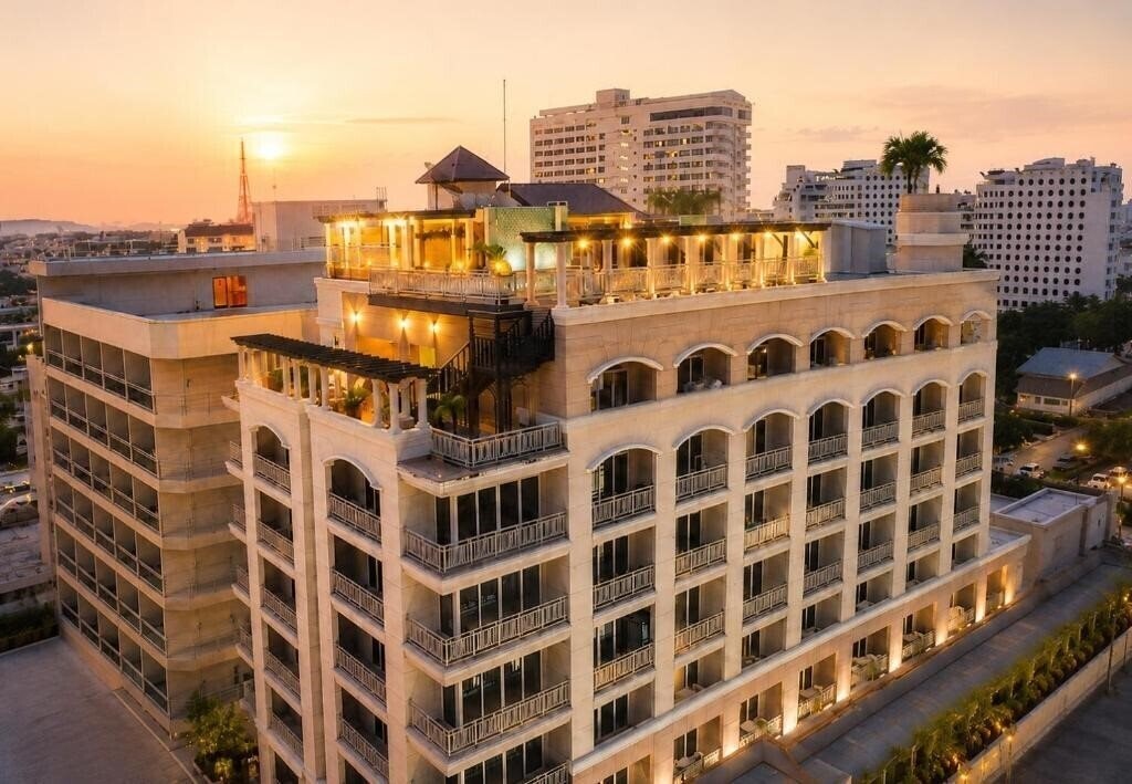Отель The Whitehouse Condotel 3*