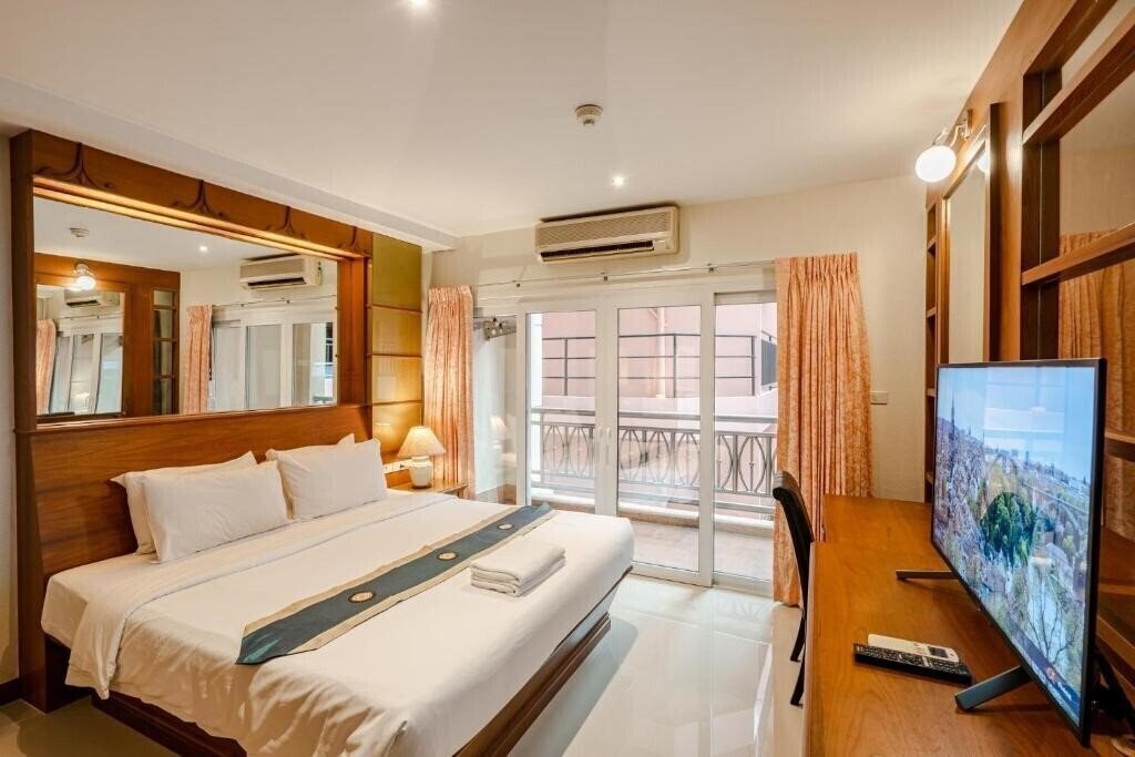 Фото The Whitehouse Condotel 3*