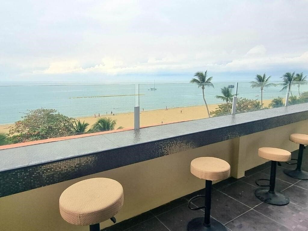 Отель Happy Jomtien - Beachfront 3*