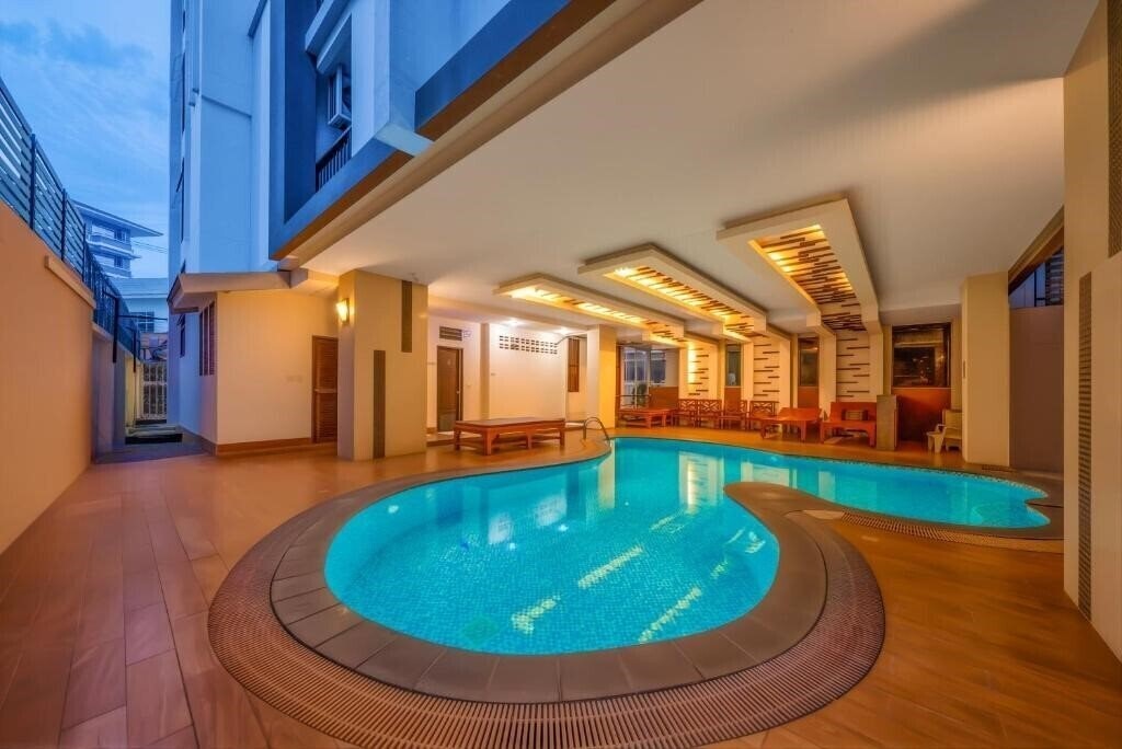 Отель Tycoon Holiday Hotel 3*