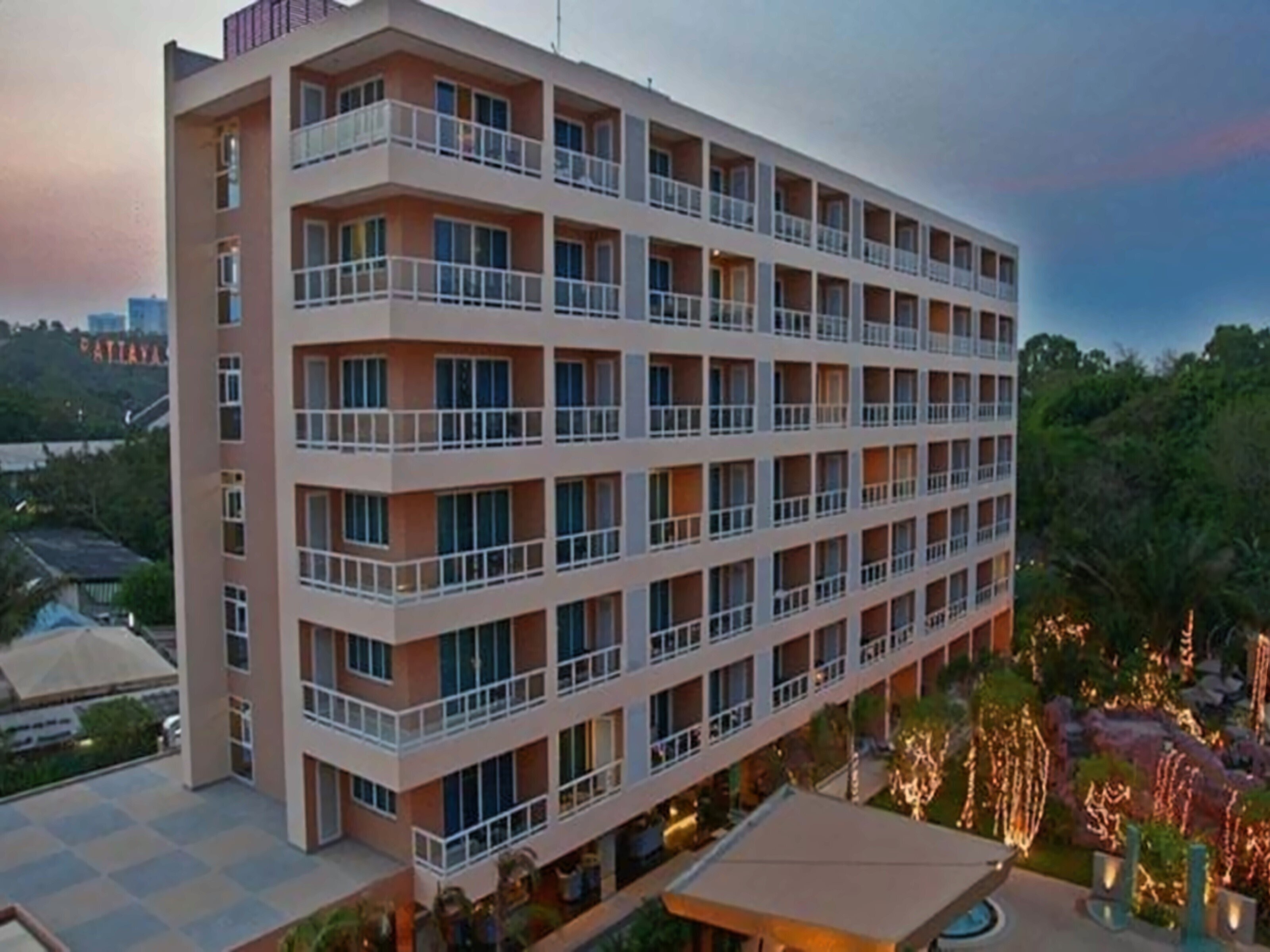 Готель Nova Platinum Hotel (Amari Associate Hotel) 4*