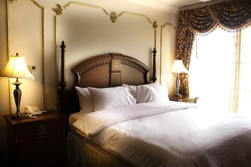 Готель Four Seasons Place 3*