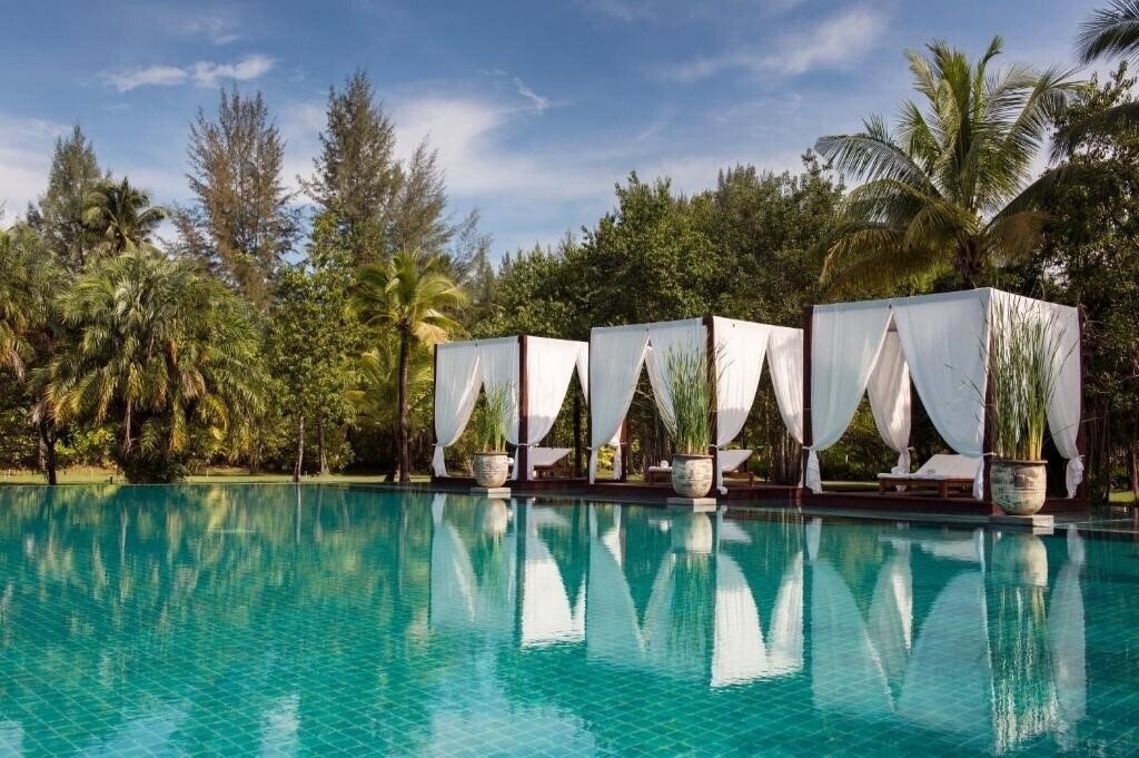 Отель The Sarojin 5*