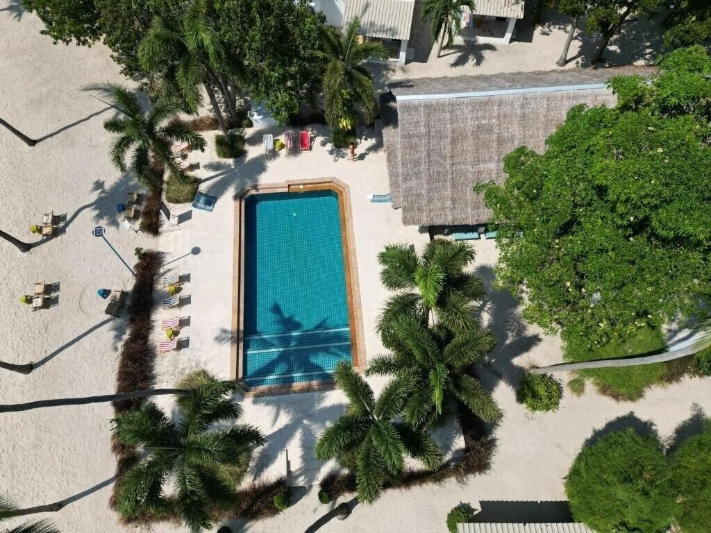 Готель Lime N Soda Beachfront Resort 3*