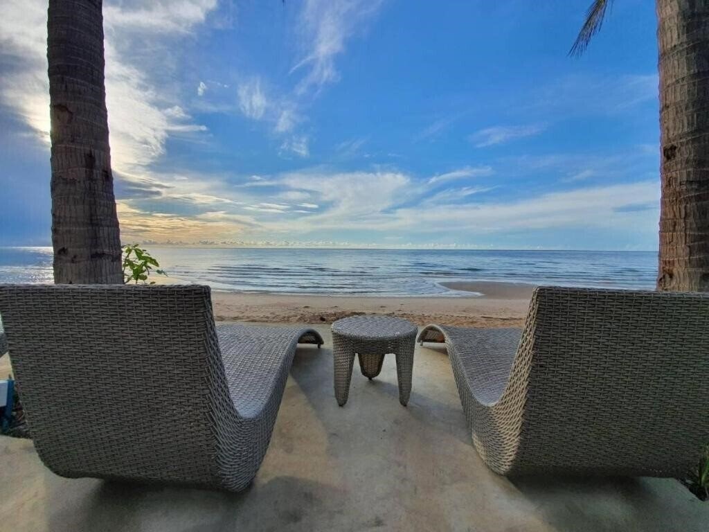 Фотографія Eco Cozy Beachfront Resort Chaam 4*