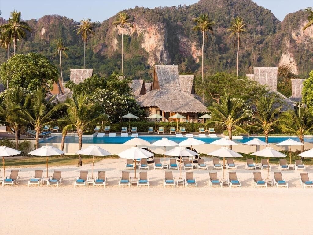 Отель Phi Phi Island Village Beach Resort & Spa 4*