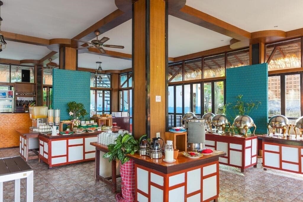 Картинка Phi Phi Long Beach Resort & Villa 3*