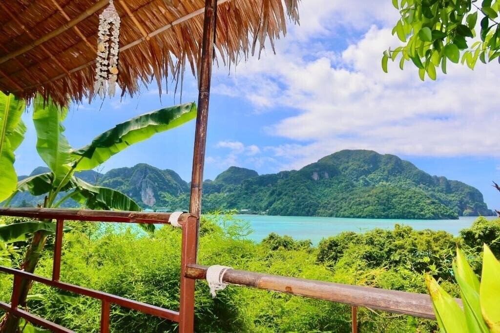 Готель Phi Phi Sea Sky Resort 3*