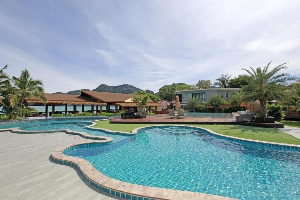 Отель Andaman Beach Resort - Phi Phi 4*