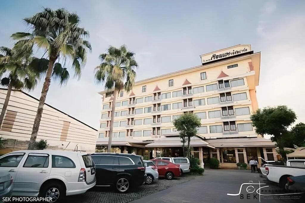 Отель Ruean Phae Royal Park Hotel 4*