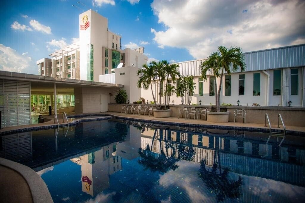 Фото Golden City Rayong 3*