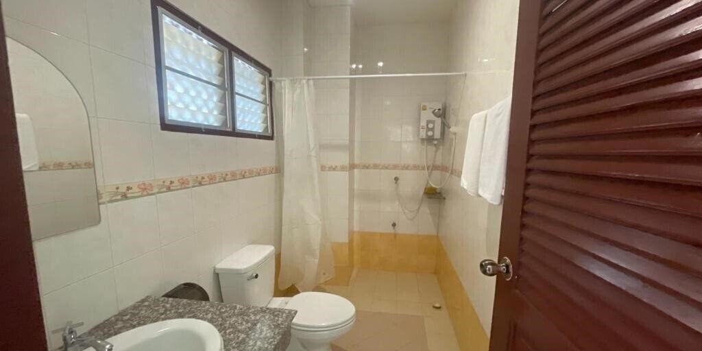 Фотографія Yellow Tique Hotel 2*