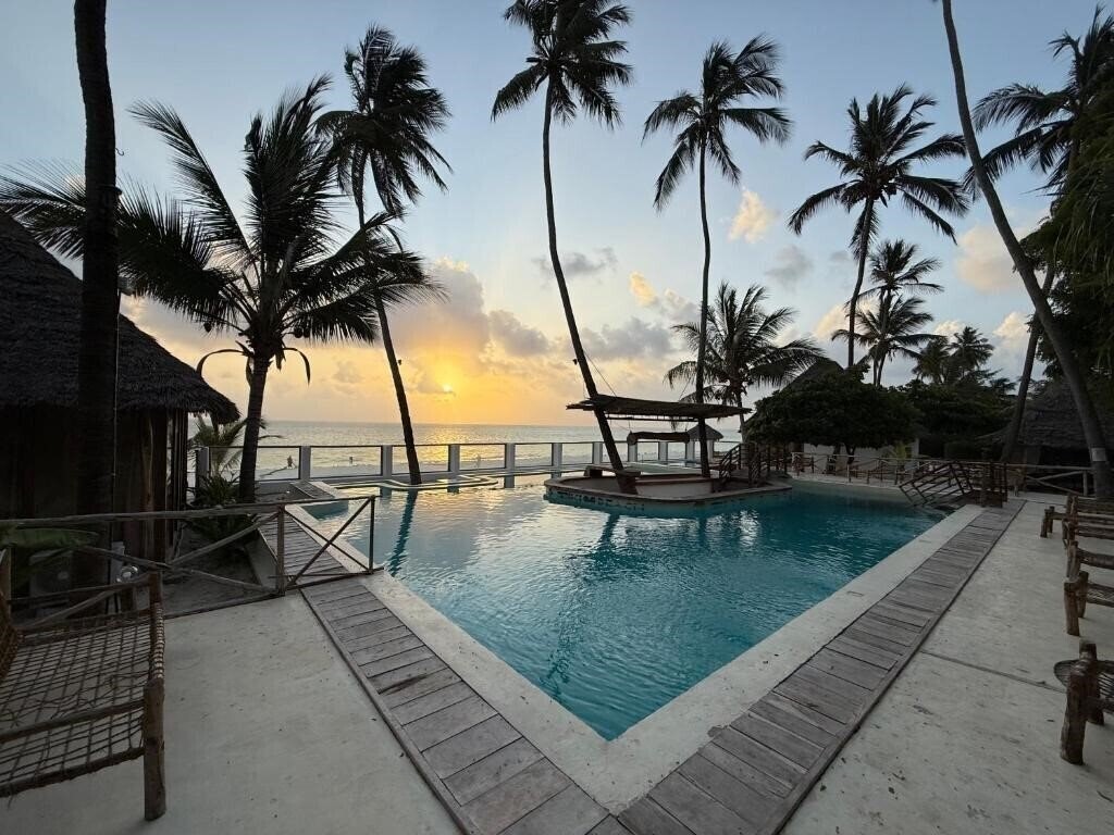 Отель Tiki Beach Club & Resort 4*