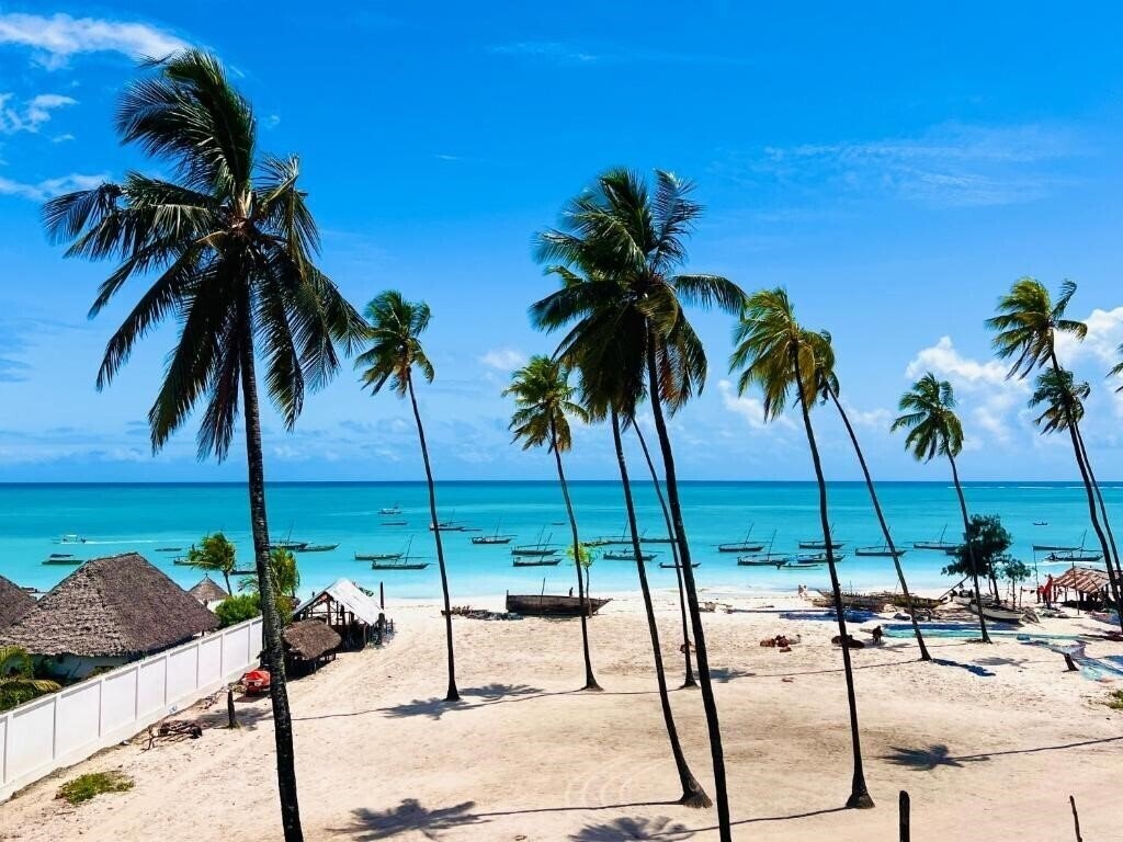 Готель Nungwi Beach Front 3*