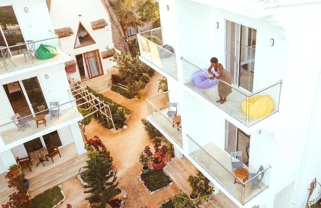 Готель La Perla Beach Resort 4*