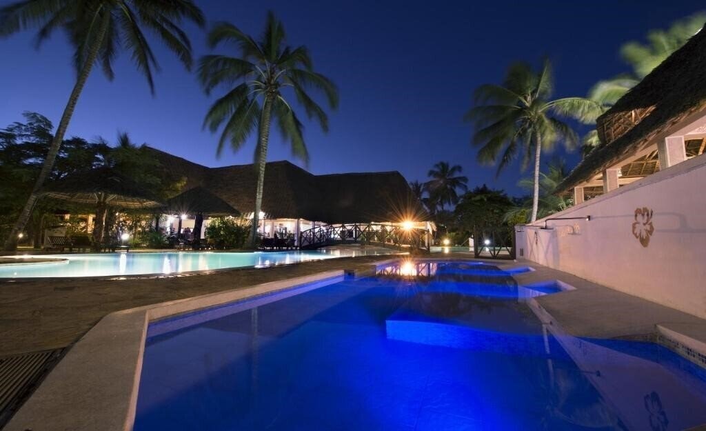 Готель Uroa Bay Beach Resort 4*
