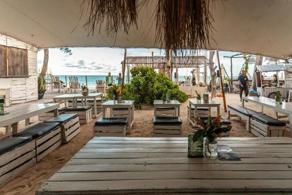 Готель B4 Beach Club 4*