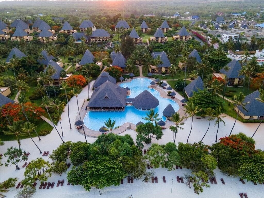 Отель Pwani Beach Hotel 3*
