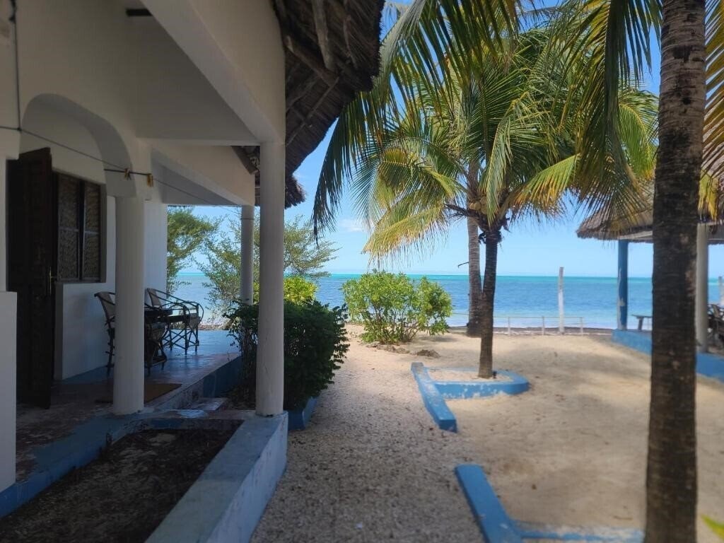 Готель Oasis Beach Inn 3*