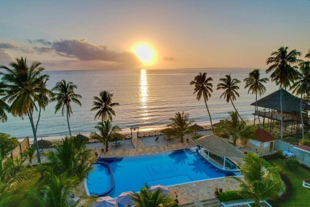 Фото Sunny Palms Beach Bungalows 4*