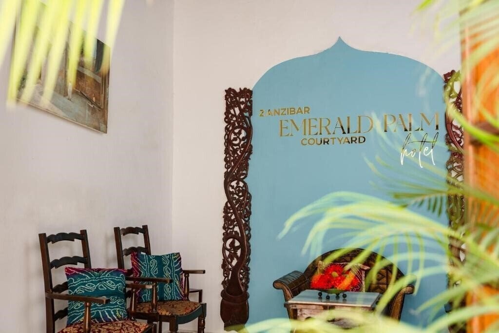 Отель Emerald Palm Courtyard Hotel 3*