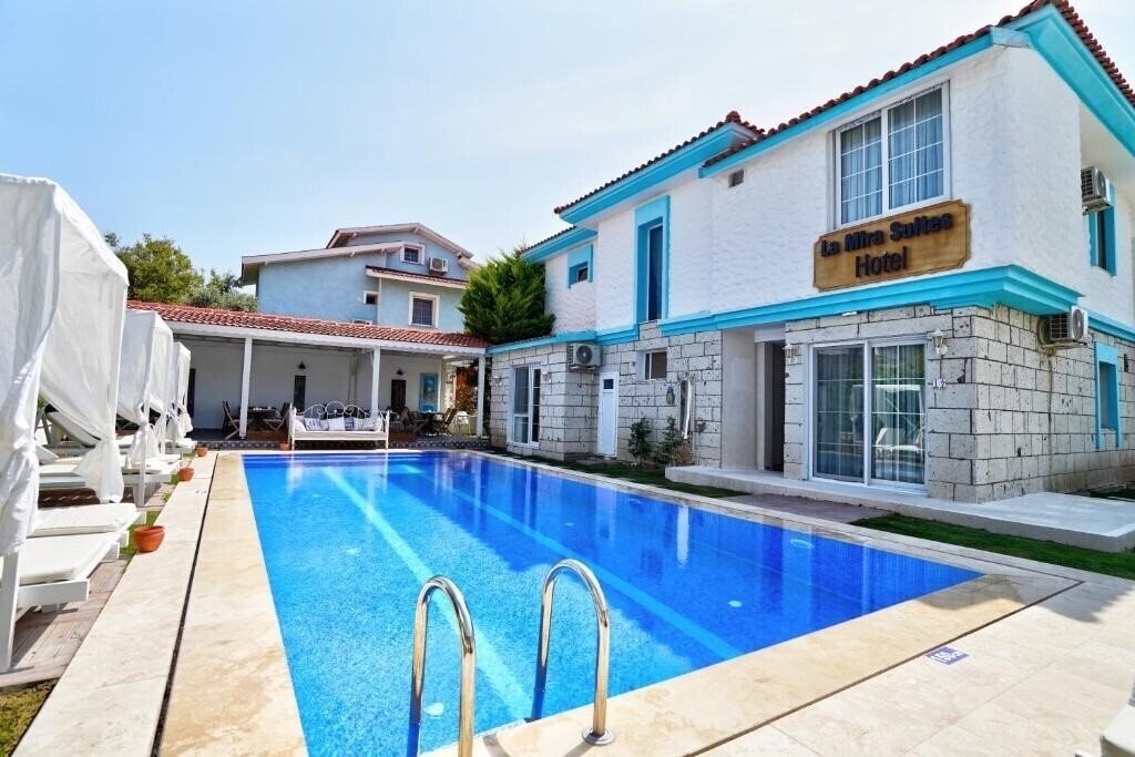 Готель La Mira Suites Otel Alacatı 3*