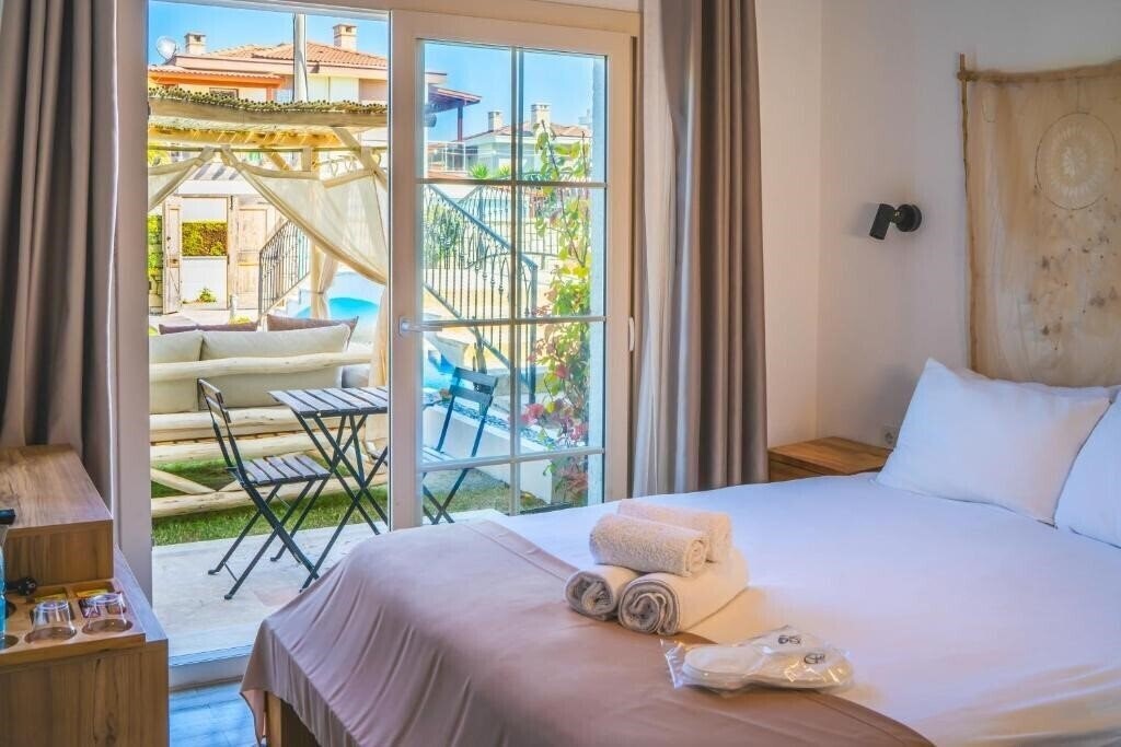 Фото La Mira Suites Otel Alacatı 3*