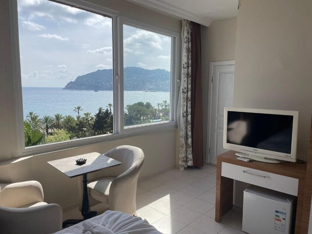Отель Rosella Suite Hotel 3*