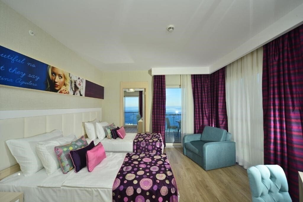 Фотографія Azura Deluxe Resort & SPA 5*