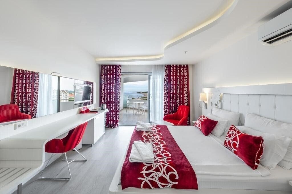 Фото Laguna Beach Alya Resort & SPA 5*